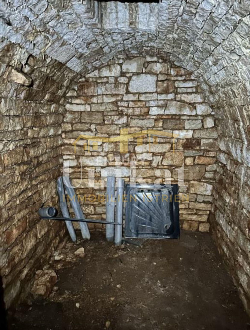 Kamena hiša blizu Višnjana za dokončanje